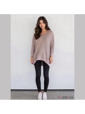 Uchuu Montreal Ribbed V Neck Sweater